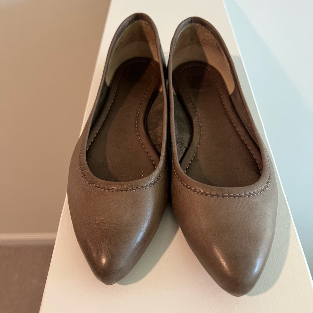 Frye Leather Flats. 8M